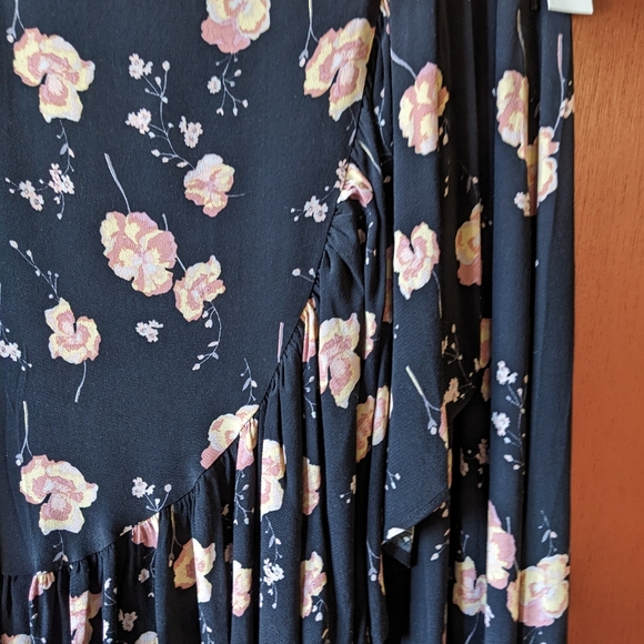 Ruffle bottom elastic waist skirt with pink floral pattern on black. Size large. - Picture 6 of 7